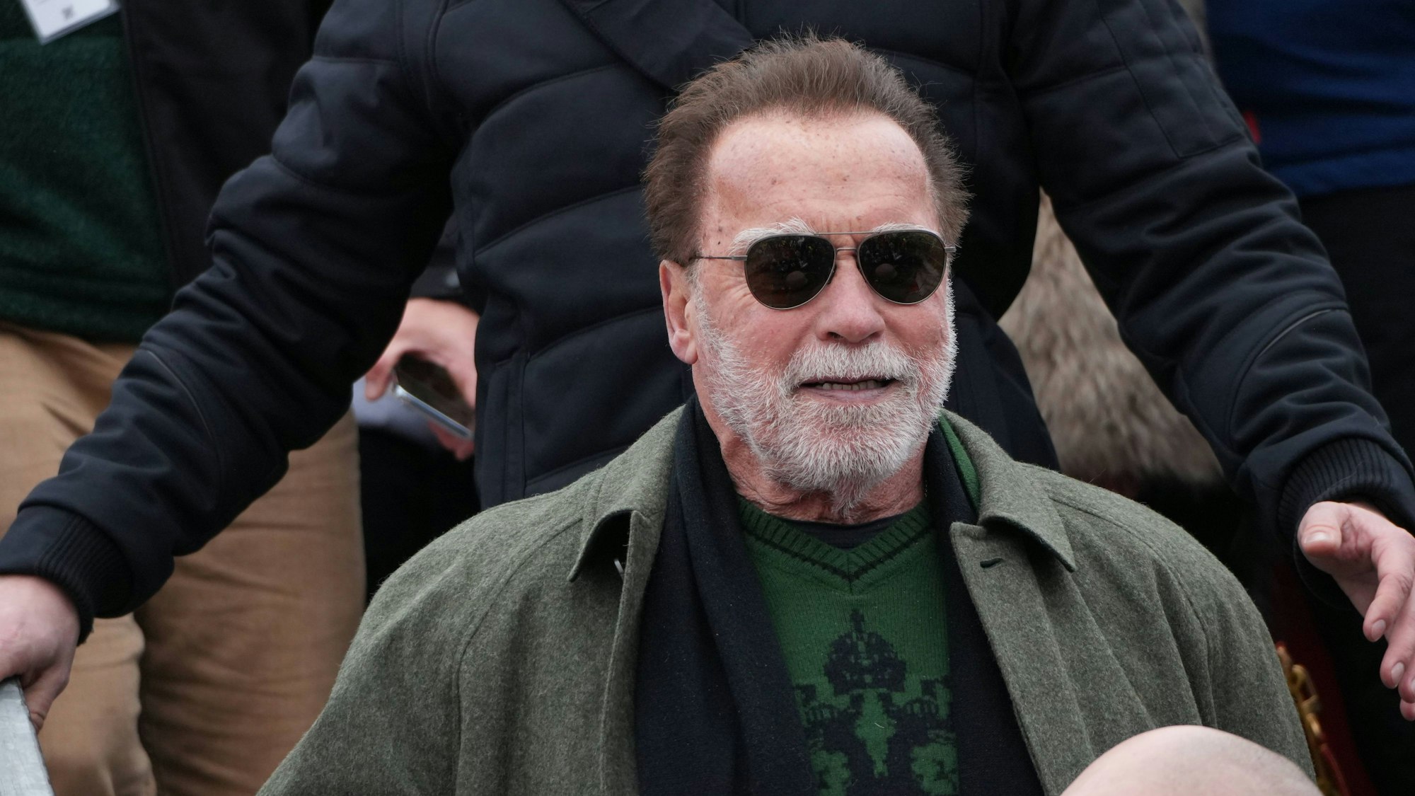 Arnold Schwarzenegger am Rande des Skiweltcups beim Hahnenkammrennen in Kitzbühel.