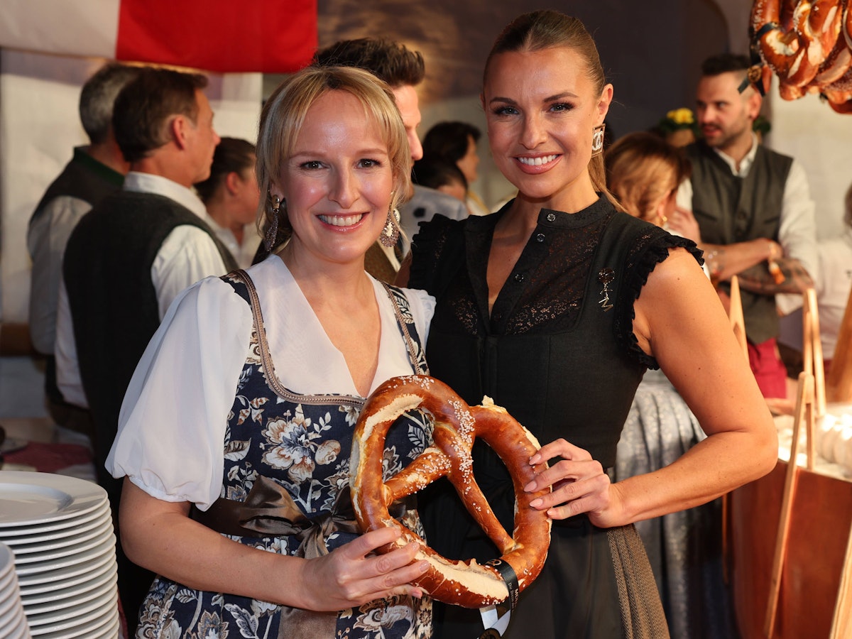 Maria Hauser und Laura Wontorra mit einem Brezel in der Hand.