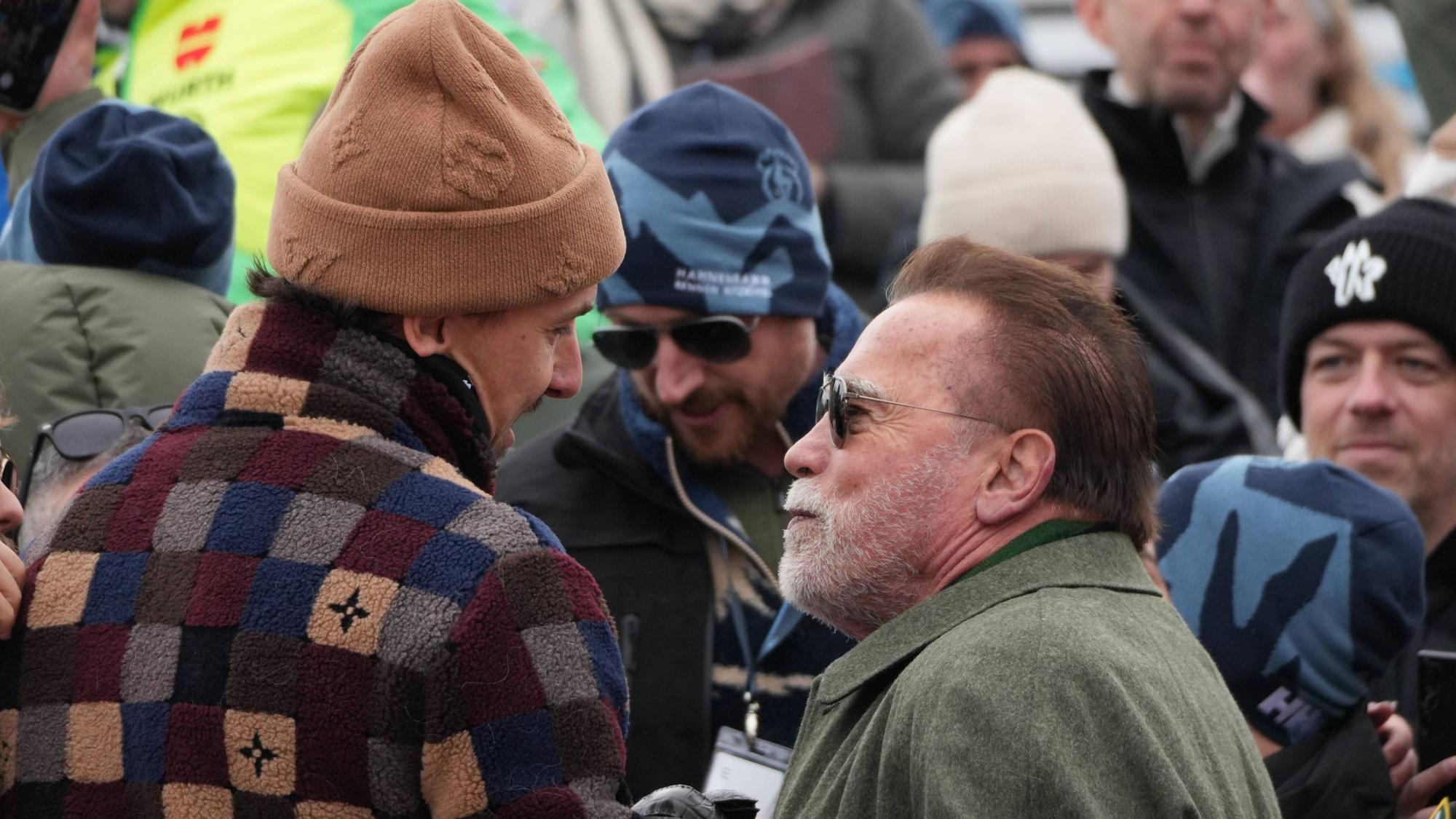 Zlatan Ibrahimović mit Arnold Schwarzenegger am Rande des Skiweltcups beim Hahnenkammrennen in Kitzbühel.