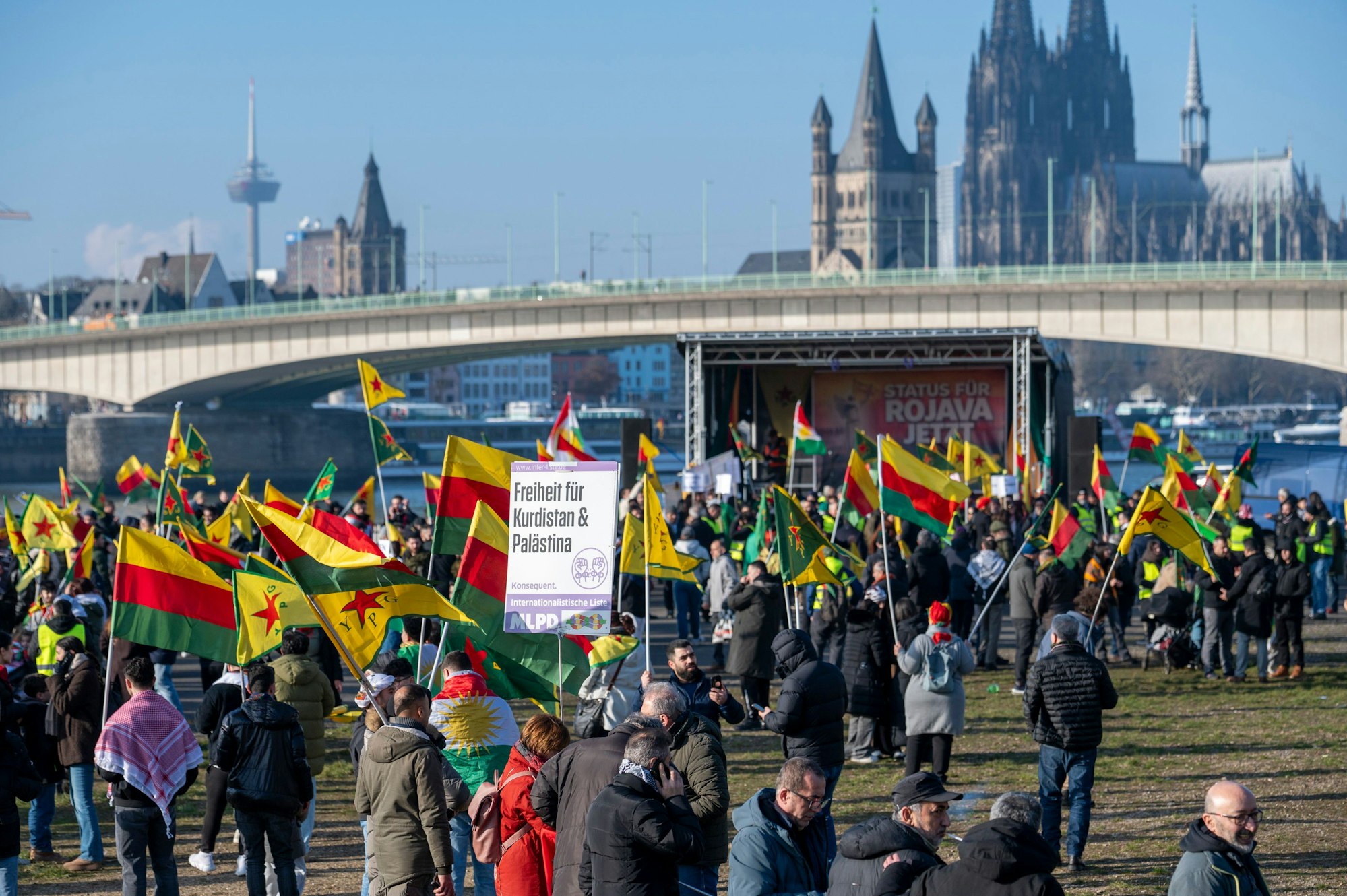 In Köln ist am Samstag die pro-kurdische Demo auf der Deutzer Werft gestartet.Uwe Weiser