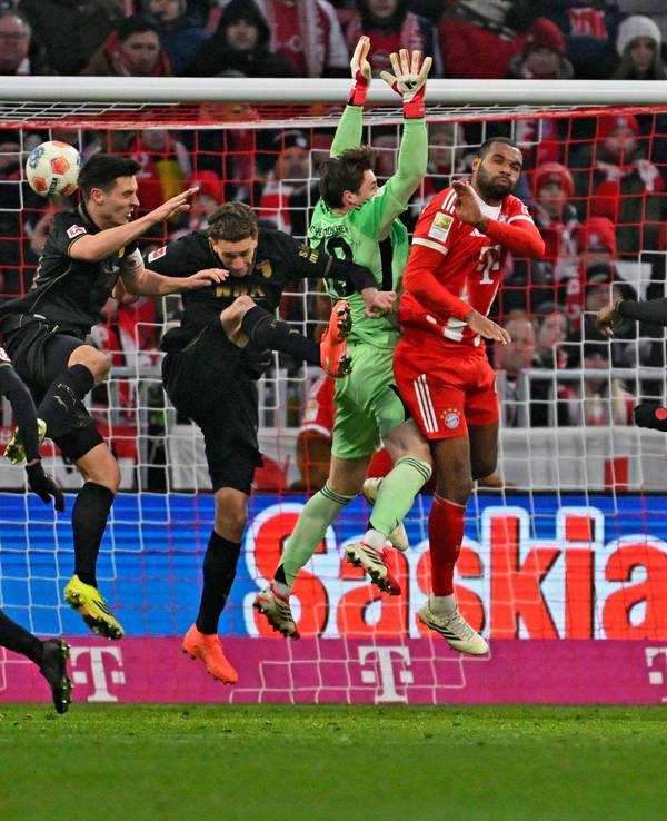 Ex-FC-Keeper Jonas Urbig greift im Spiel des FC Bayern gegen den FC Augsburg daneben.