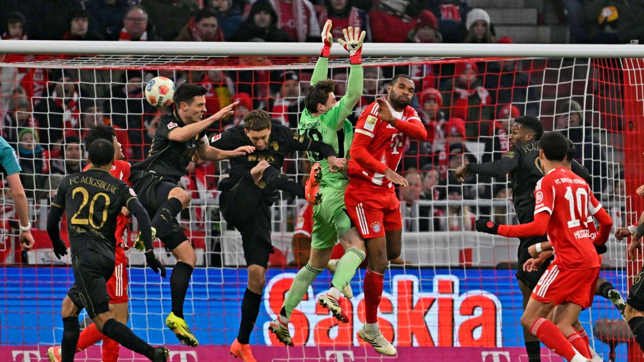 Ex-FC-Keeper Jonas Urbig greift im Spiel des FC Bayern gegen den FC Augsburg daneben.