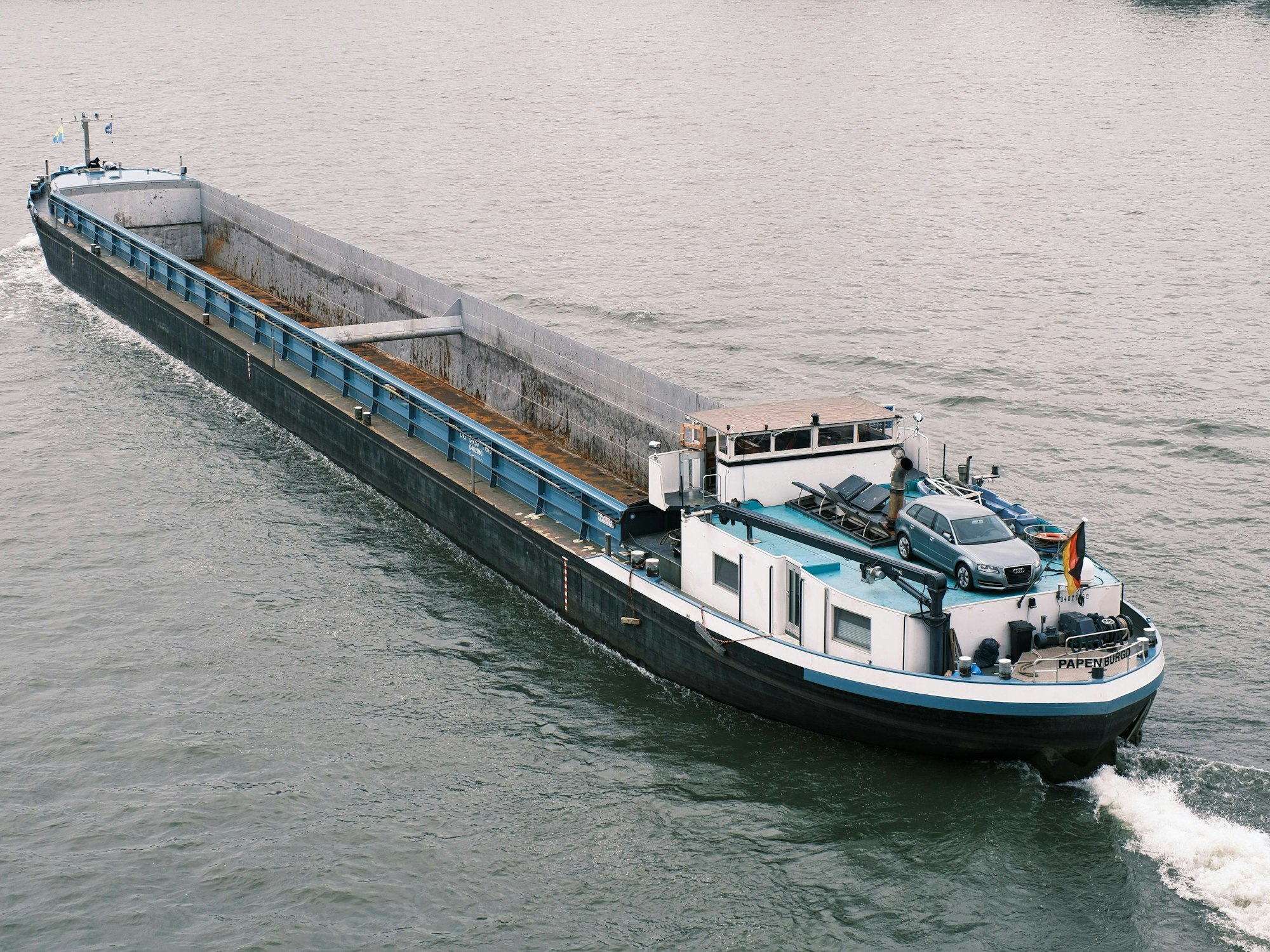 Auf dem Kölner Rhein ist es am Samstag zu einer Schiffshavarie gekommen. Das Archivbild zeigt ein leeres Frachtschiff im Juli 2023.