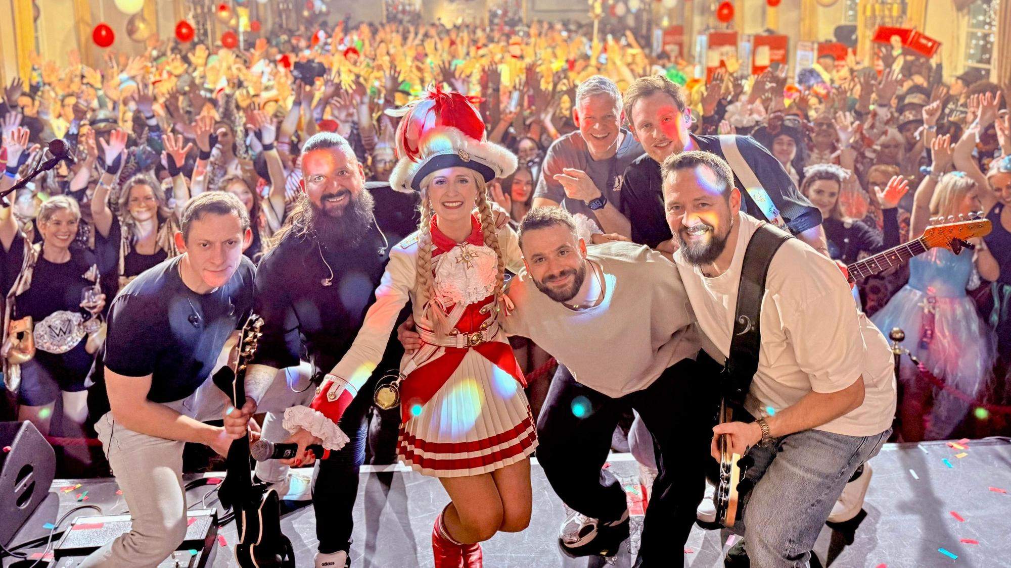 Sandra Wüst zusammen mit der Band StadtRand.