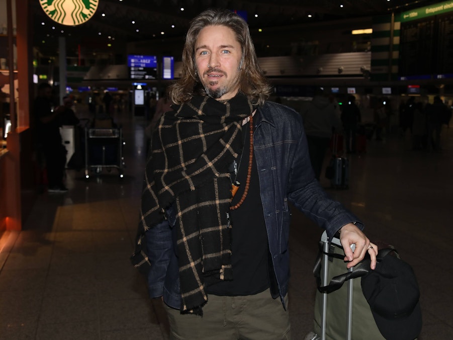 Gil Ofarim mit Schal und Gepäck