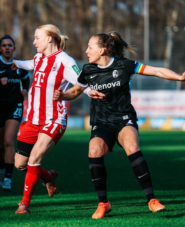Anna Gerhardt (1. FC Köln) am Samstag, 24. Januar 2026, im Zweikampf mit Lisa Karl vom SC Freiburg.