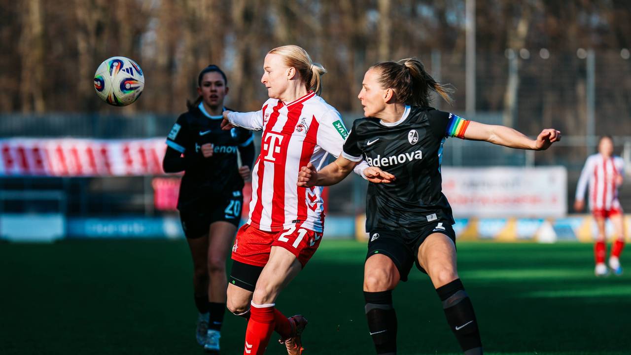 Anna Gerhardt (1. FC Köln) am Samstag, 24. Januar 2026, im Zweikampf mit Lisa Karl vom SC Freiburg.