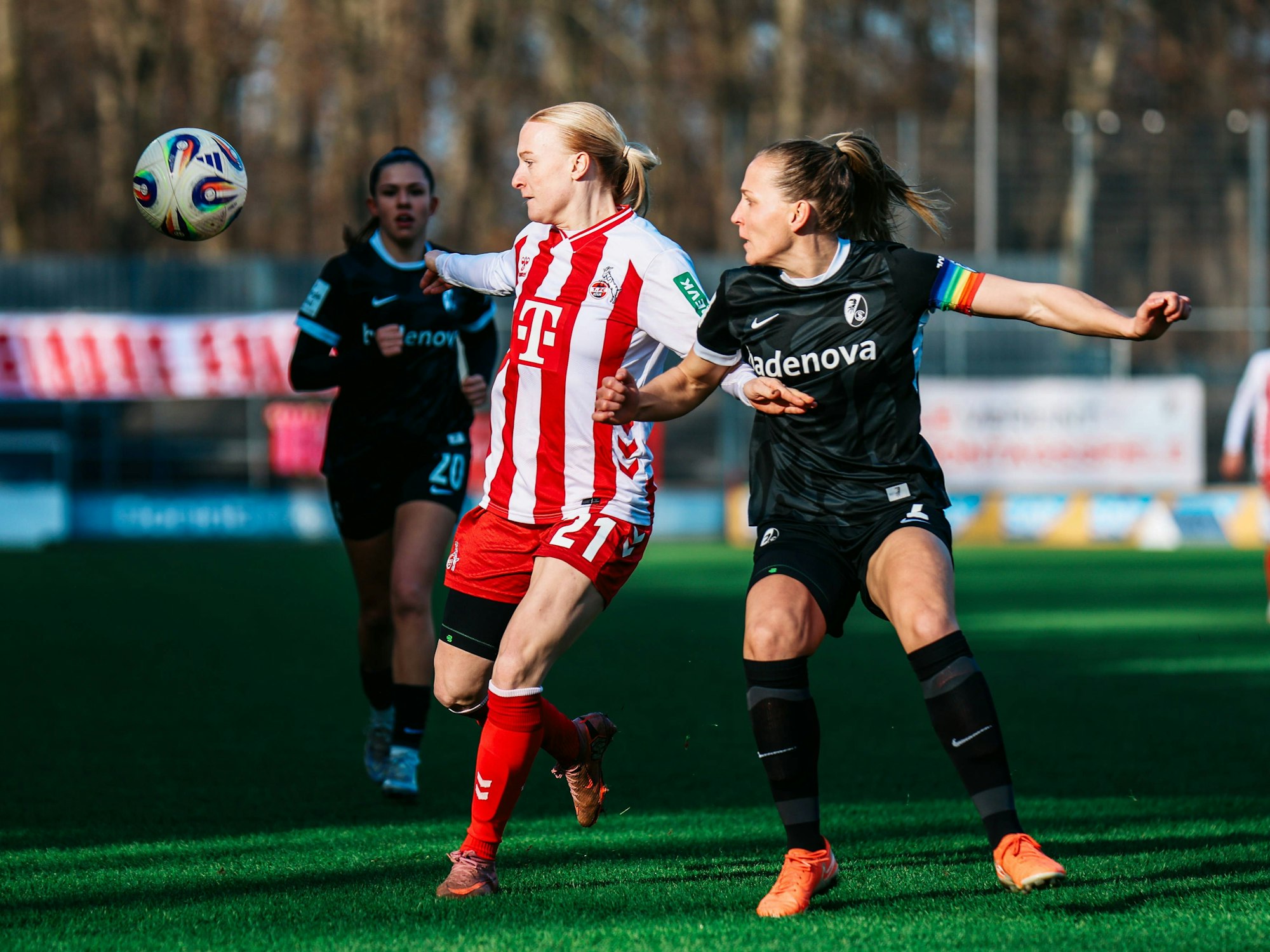 Anna Gerhardt (1. FC Köln) am Samstag, 24. Januar 2026, im Zweikampf mit Lisa Karl vom SC Freiburg.