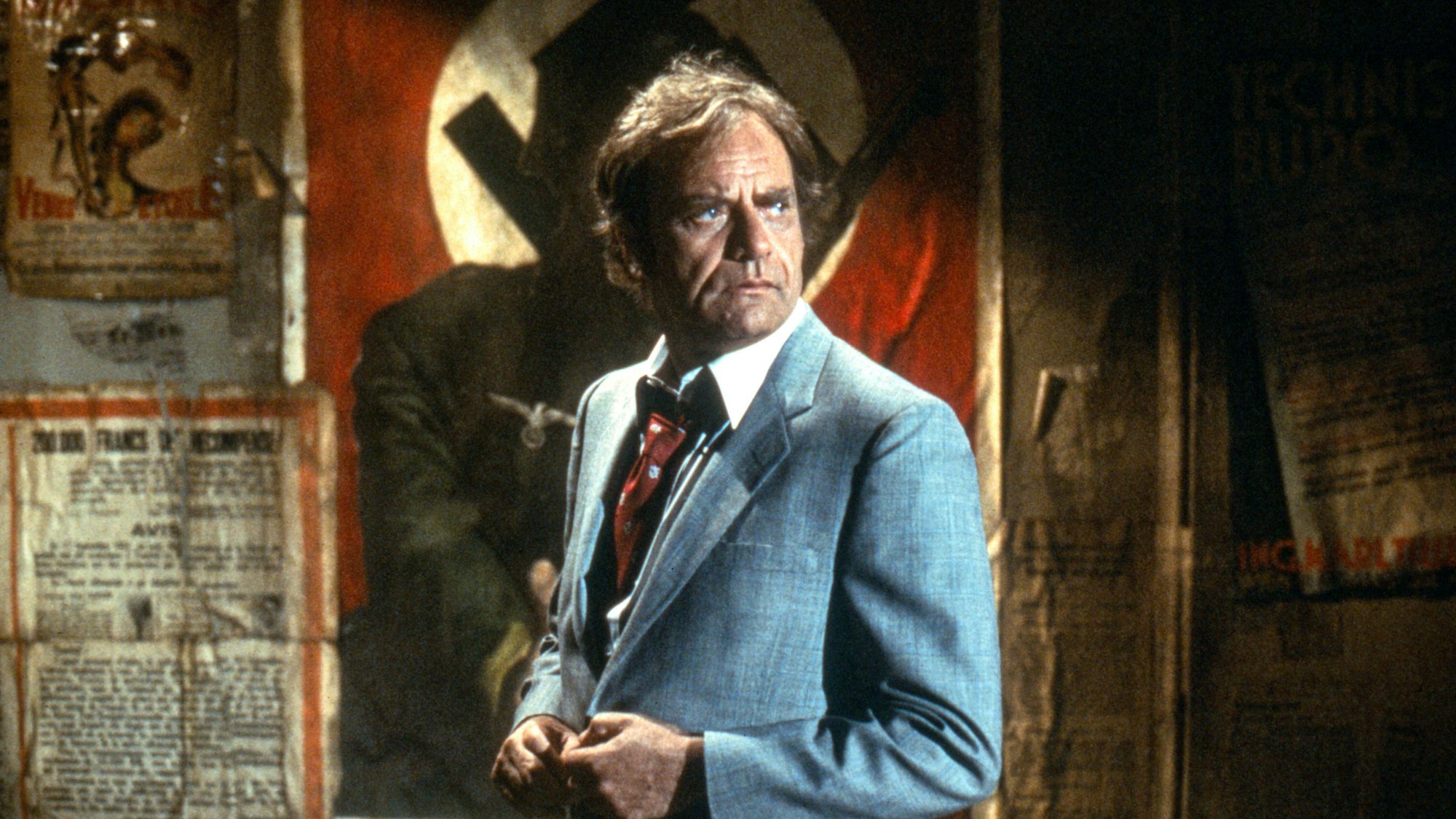 Vic Morrow schaut zur Seite.