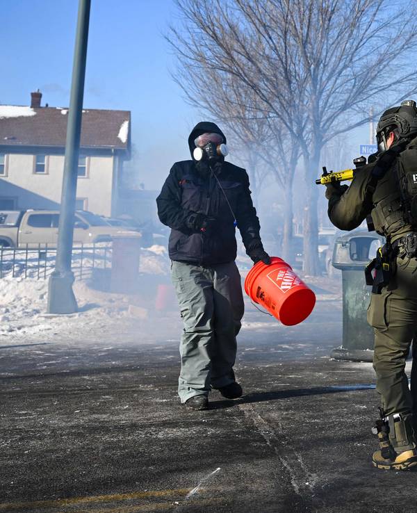 Ein Bundesagent richtet eine Waffe auf einen Demonstranten in Minneapolis, Minnesota.