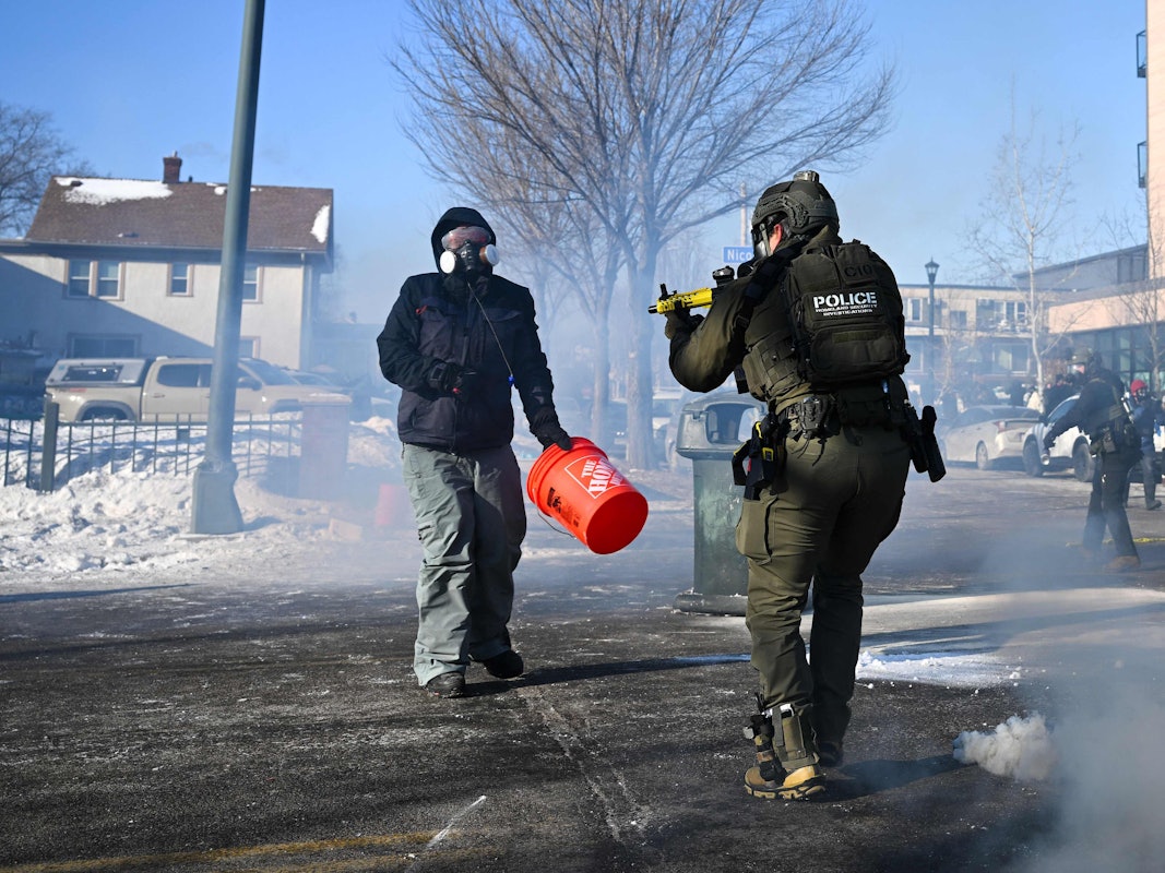 Ein Bundesagent richtet eine Waffe auf einen Demonstranten in Minneapolis, Minnesota.