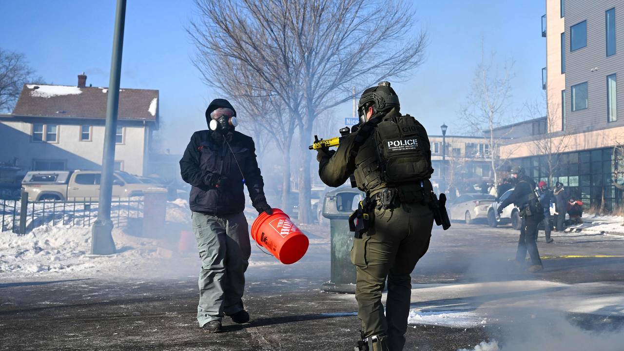 Ein Bundesagent richtet eine Waffe auf einen Demonstranten in Minneapolis, Minnesota.