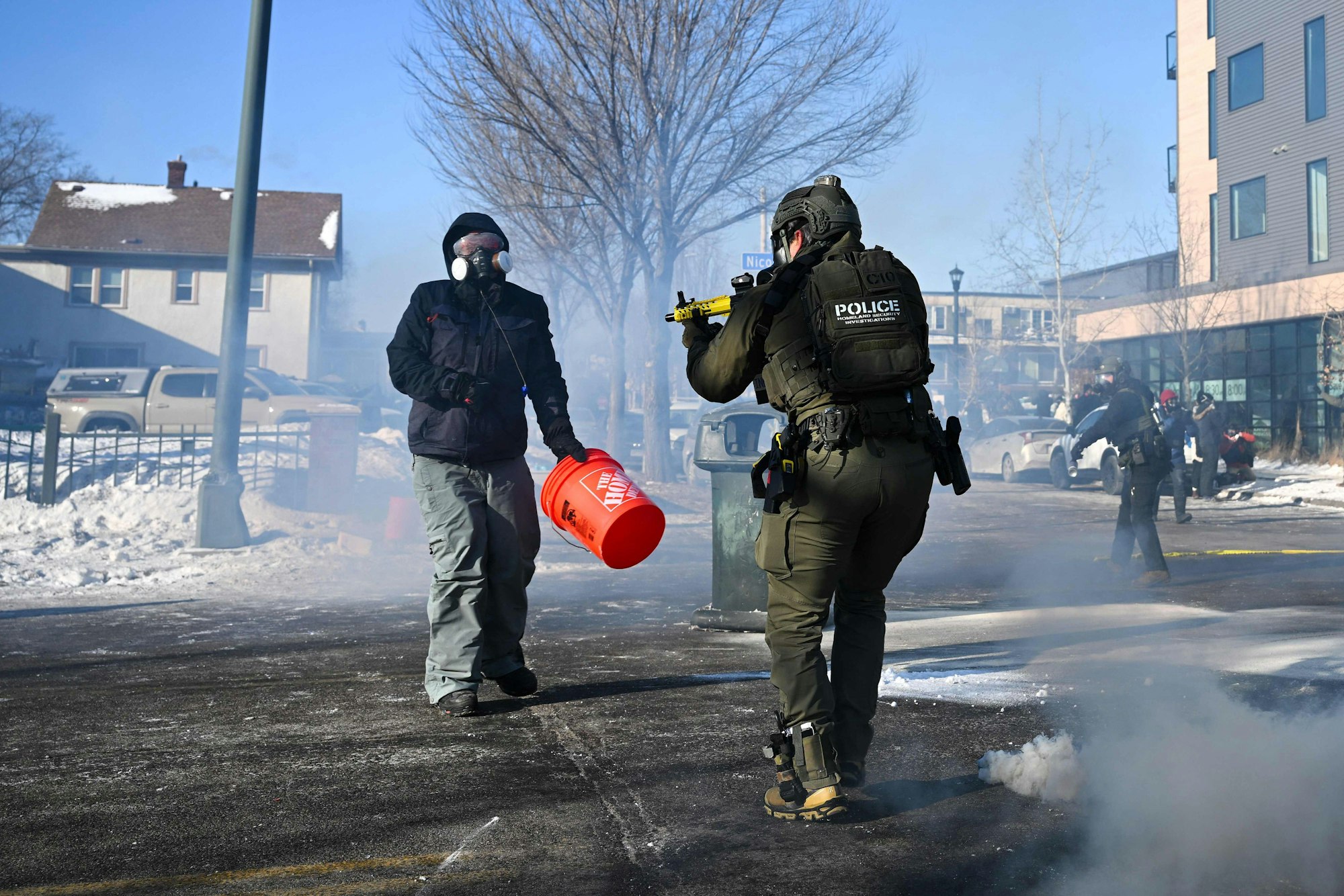 Ein Bundesagent richtet eine Waffe auf einen Demonstranten in Minneapolis, Minnesota.