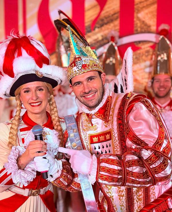Prinz Niklas übergibt das Mikrofon an Sandra Wüst.