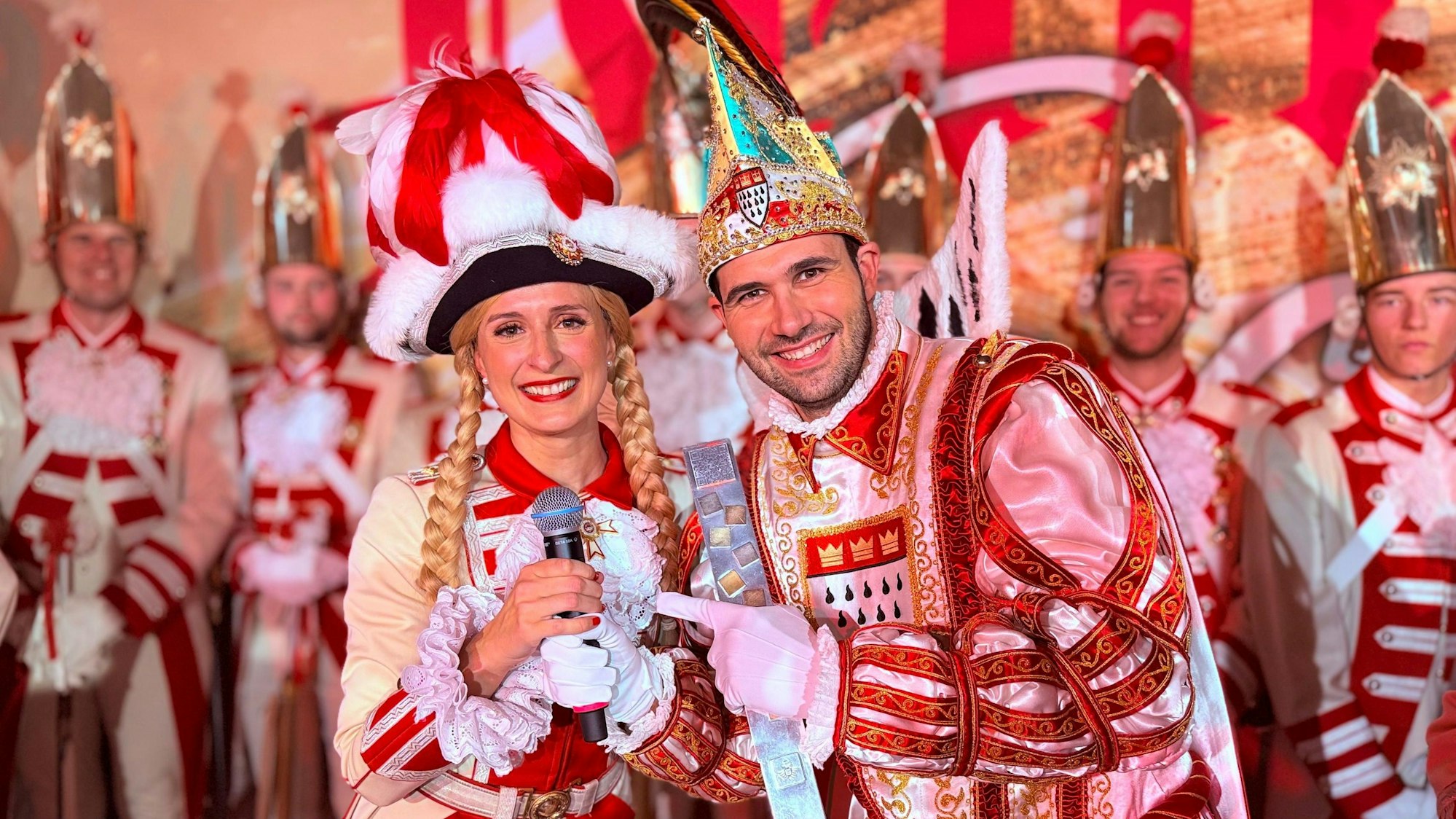 Prinz Niklas übergibt das Mikrofon an Sandra Wüst.