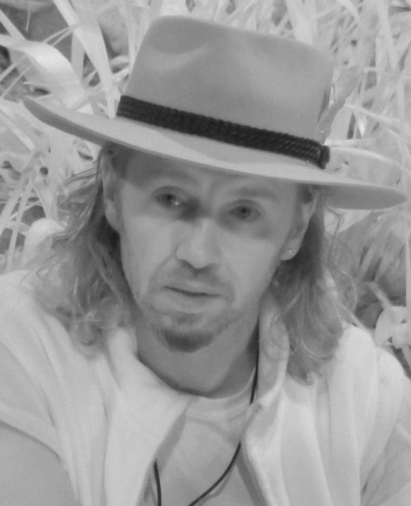 Gil Ofarim erzählt am Lagerfeuer von seinem Absturz nach der Einstellung des Prozesses.