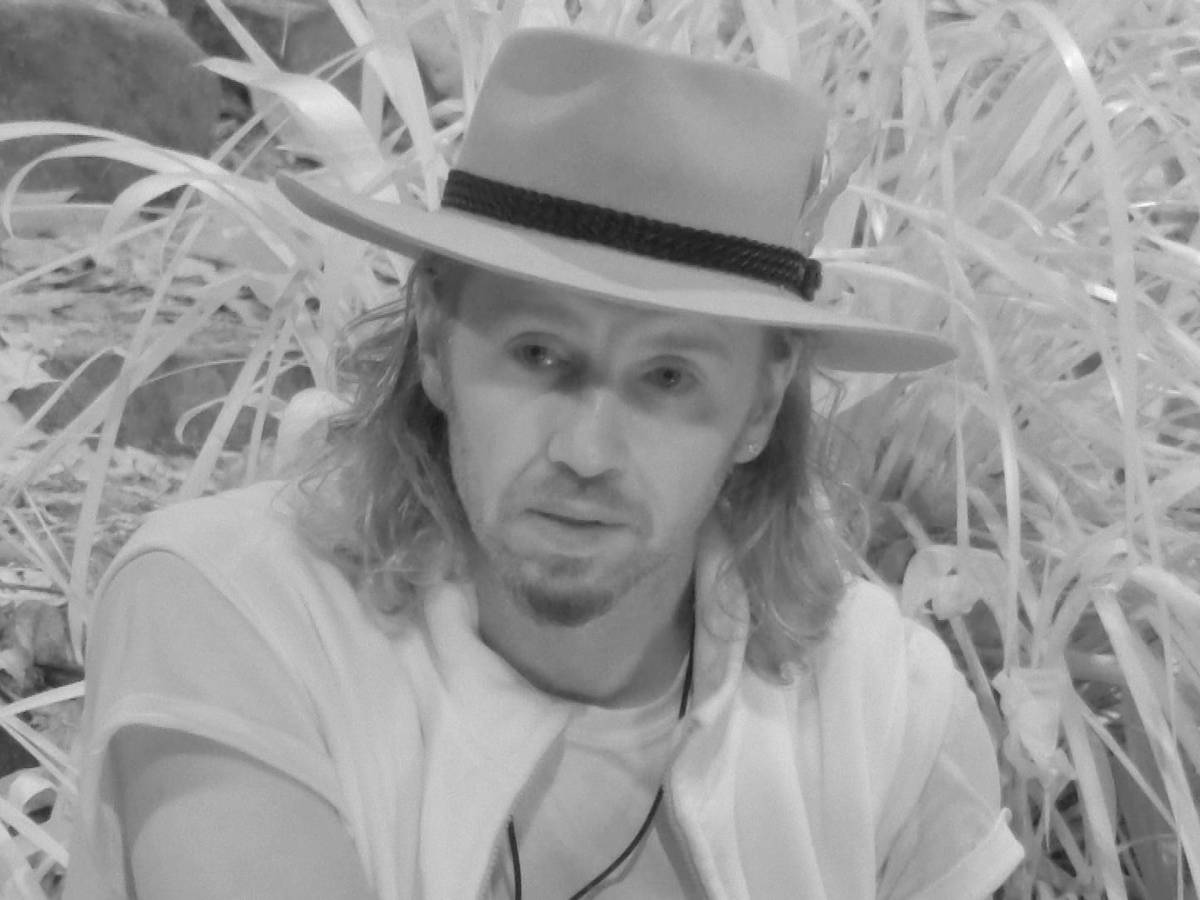 Gil Ofarim erzählt am Lagerfeuer von seinem Absturz nach der Einstellung des Prozesses.