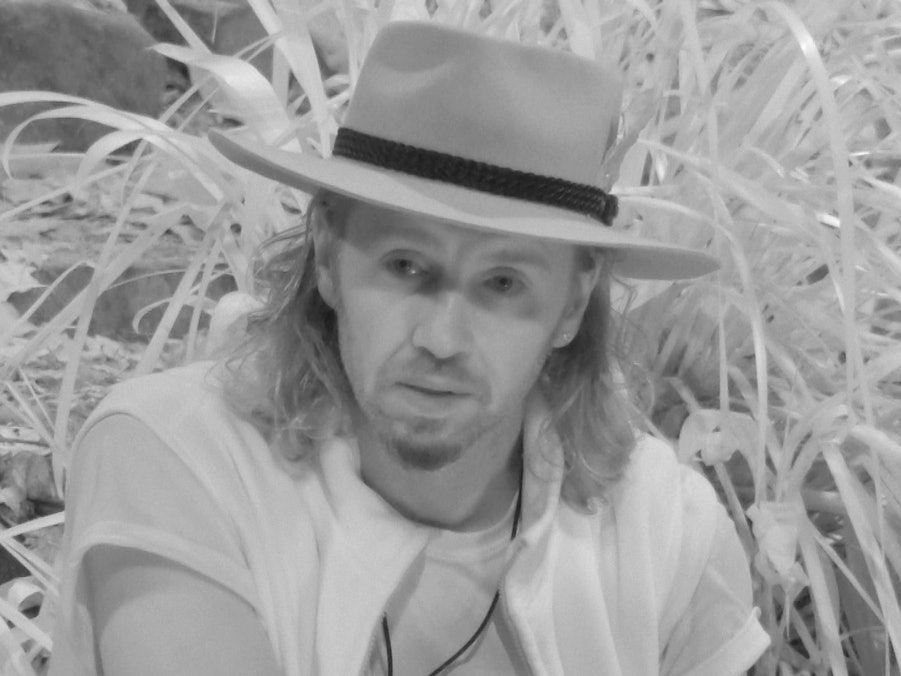 Gil Ofarim erzählt am Lagerfeuer von seinem Absturz nach der Einstellung des Prozesses.