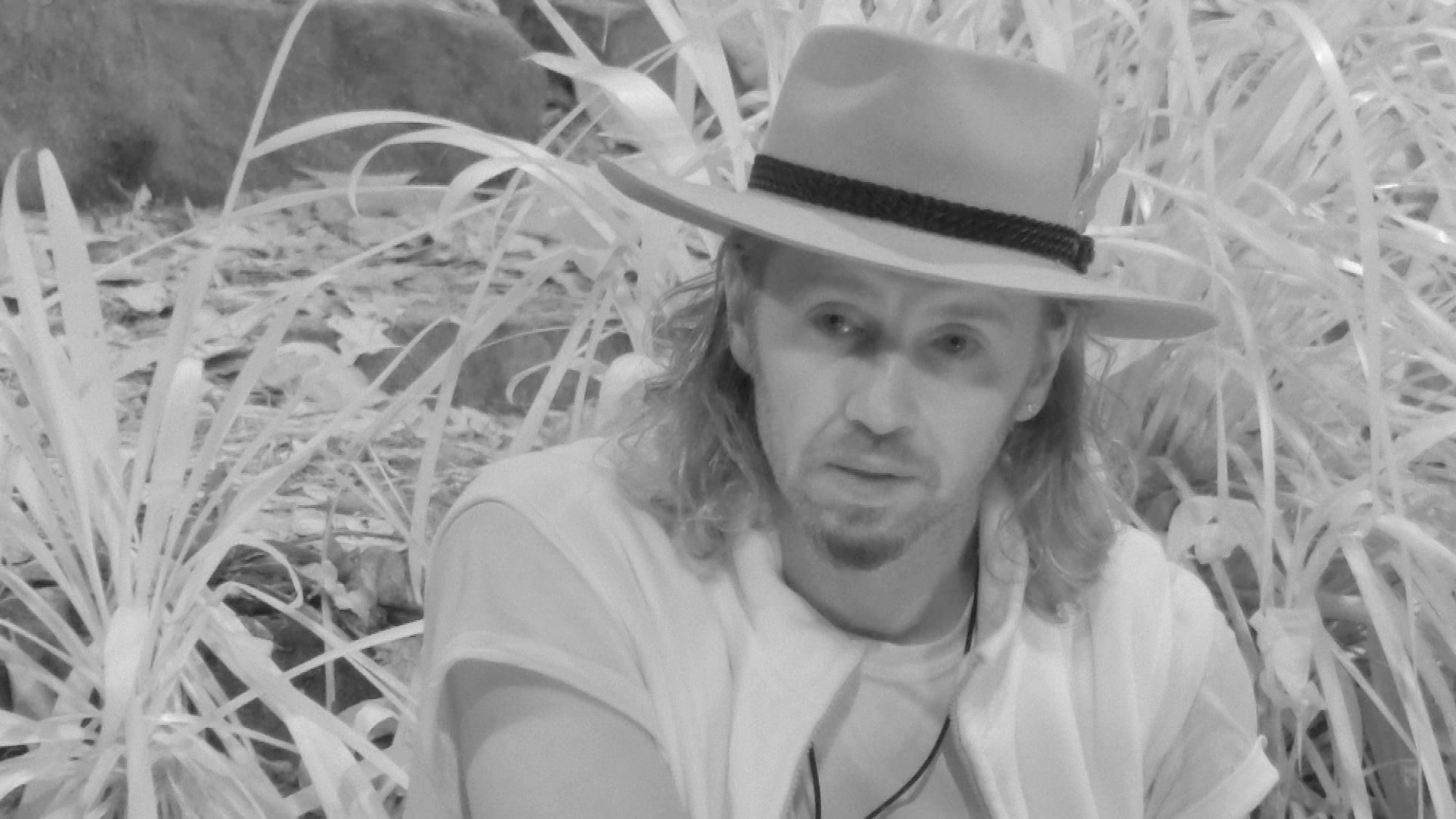 Gil Ofarim erzählt am Lagerfeuer von seinem Absturz nach der Einstellung des Prozesses.