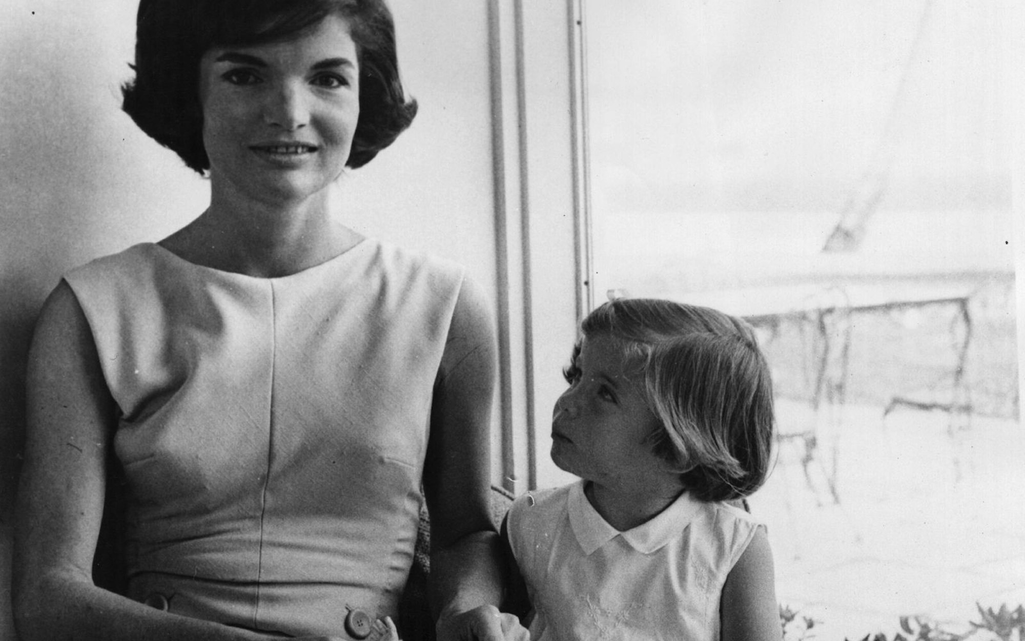 Caroline Kennedy (Bild, rechts, mit ihrer Mutter Jacqueline Kennedy) hatte samt ihrem Pony das Titelbild einer Zeitschrift geziert. Diamond sah die „unschuldige“ Szene und wusste: Hier steckt ein Song drin. (Bild: Keystone/Getty Images)