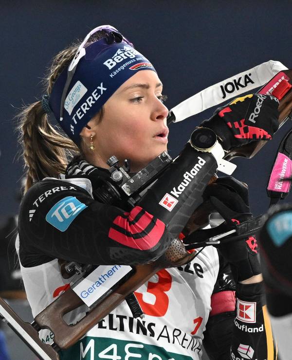 Marlene Fichtner hantiert mit ihrer Waffe.