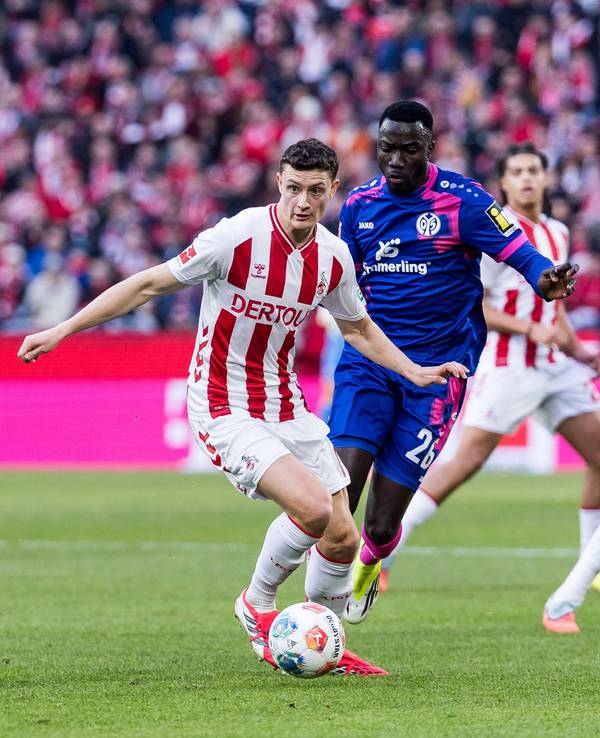 Eric Martel (1. FC Köln) am Ball gegen Silas Katompa Mvumpa (1. FSV Mainz 05).