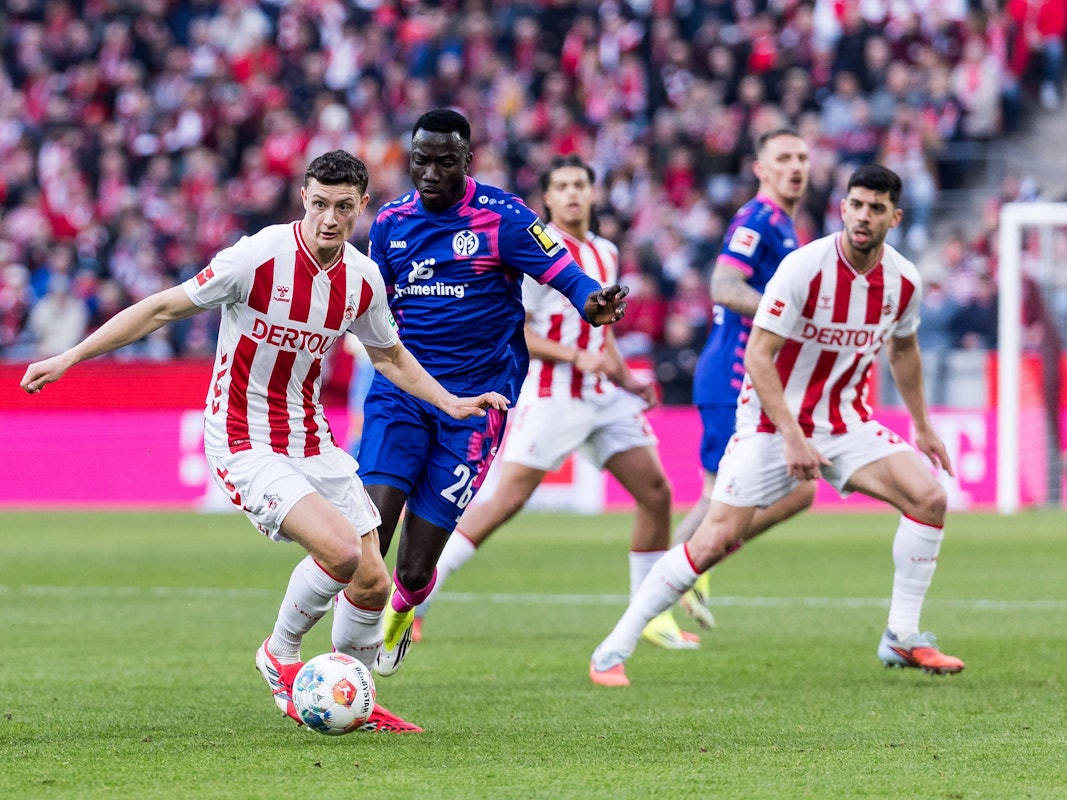 Eric Martel (1. FC Köln) am Ball gegen Silas Katompa Mvumpa (1. FSV Mainz 05).