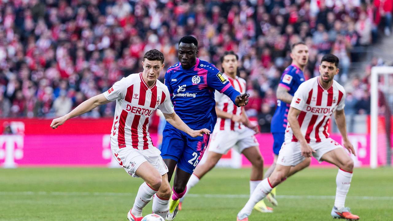 Eric Martel (1. FC Köln) am Ball gegen Silas Katompa Mvumpa (1. FSV Mainz 05).