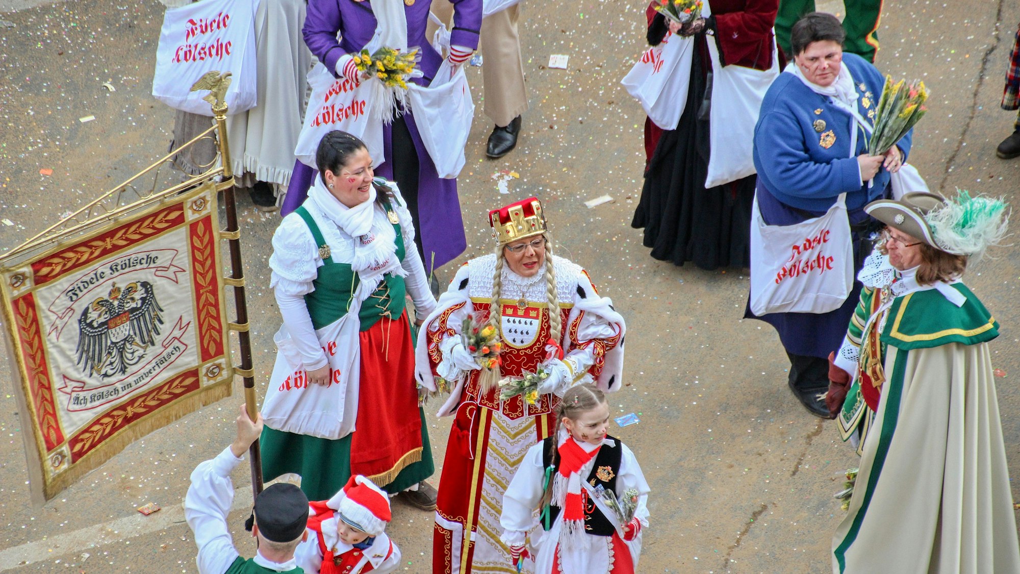 Fidele Kölsche beim Rosenmontagszug.