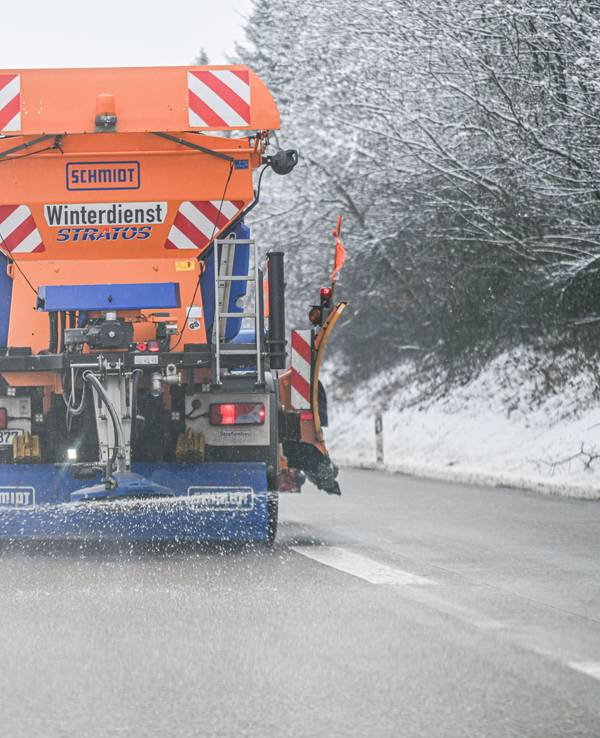 Ein Winterdienst-Fahrzeug streut auf der Autobahn 7.
