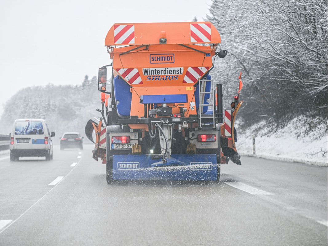 Ein Winterdienst-Fahrzeug streut auf der Autobahn 7.