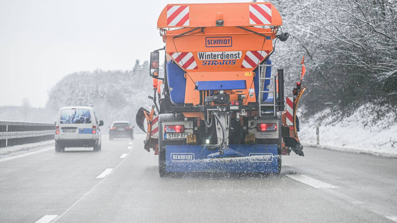 Ein Winterdienst-Fahrzeug streut auf der Autobahn 7.