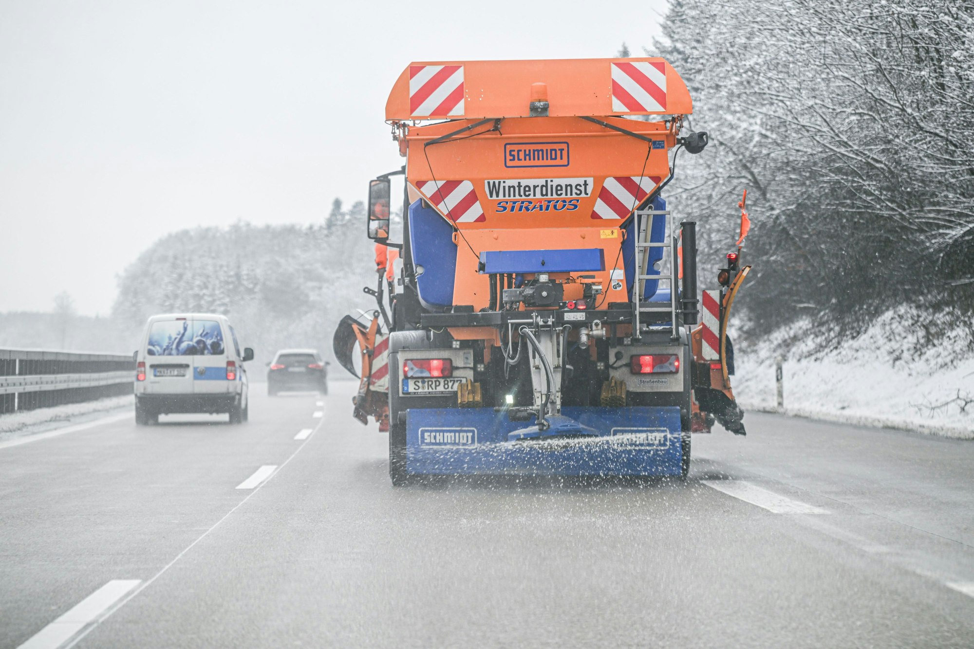 Ein Winterdienst-Fahrzeug streut auf der Autobahn 7.