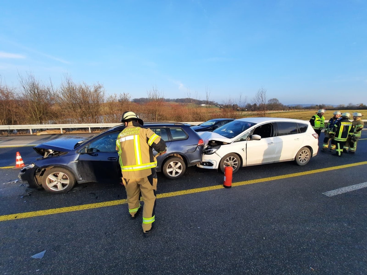 Bei einem Unfall mit vier Fahrzeugen auf der A3 bei Königswinter-Bellinghausenerhohn gab es elf Leichtverletzte.