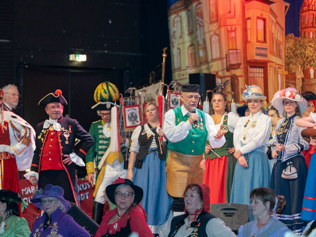 Die Fidele Kölsche stehen bei einem Auftritt auf der Bühne.