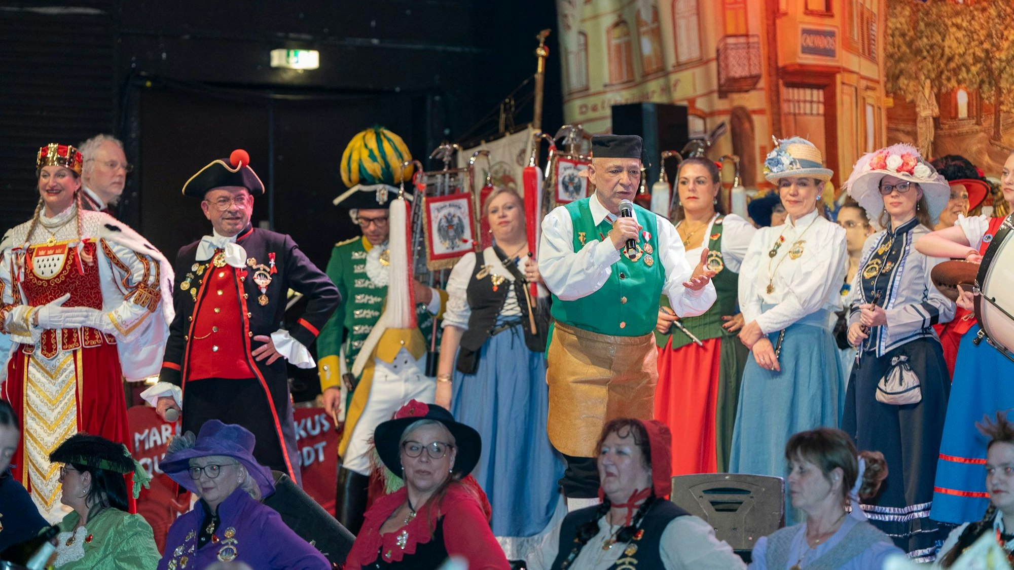 Die Fidele Kölsche stehen bei einem Auftritt auf der Bühne.