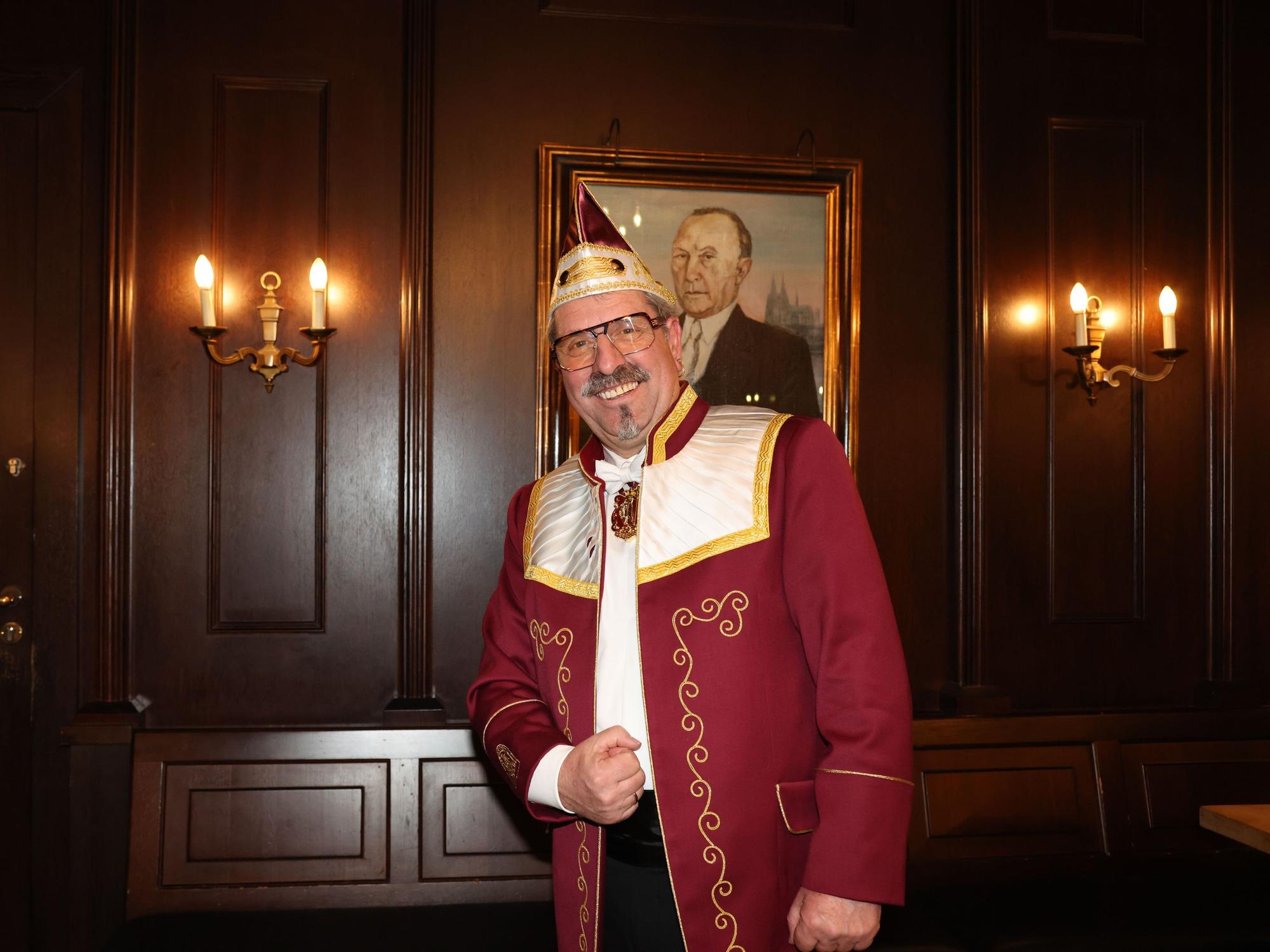 Werner Klupsch posiert vor einem Bild.