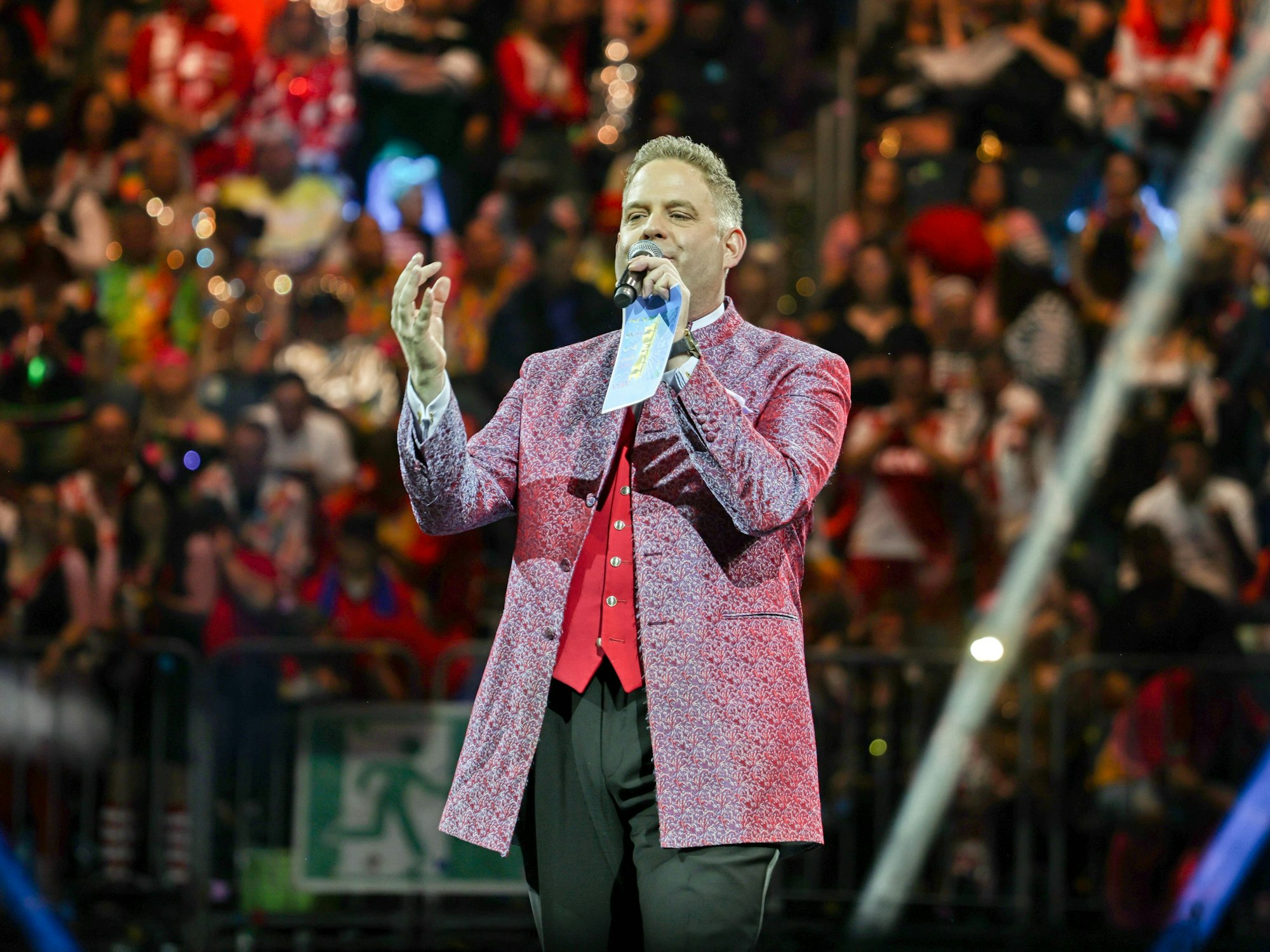 Ken Reise steht als Moderator auf der Bühne.