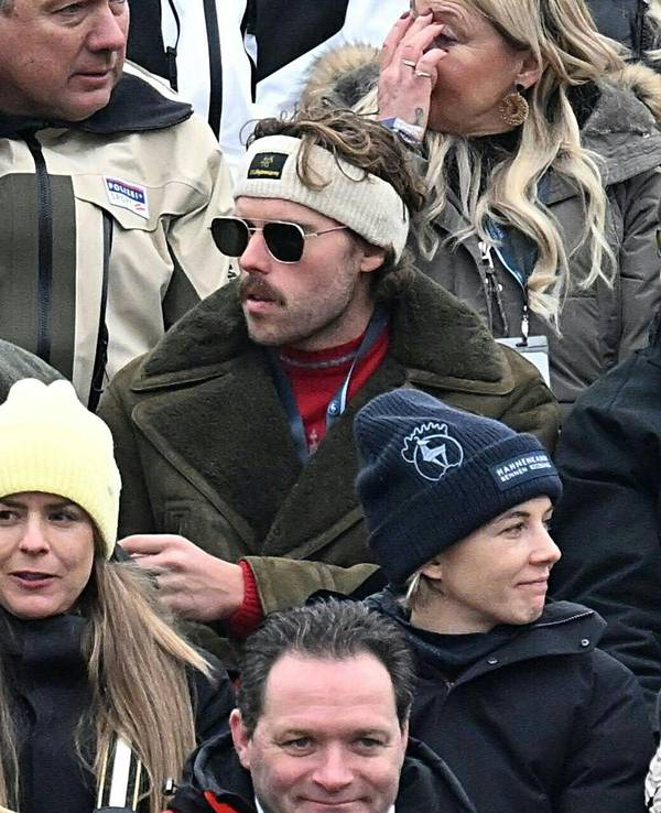 Arnold Schwarzenegger (links) und sein Sohn Christopher besuchen am 24. Januar 2026 die Herrenabfahrt des FIS-Alpinski-Weltcups in Kitzbühel, Österreich.