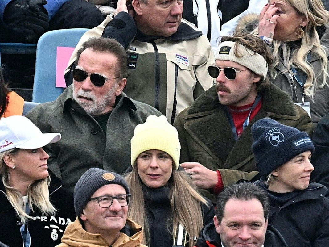 Arnold Schwarzenegger (links) und sein Sohn Christopher besuchen am 24. Januar 2026 die Herrenabfahrt des FIS-Alpinski-Weltcups in Kitzbühel, Österreich.