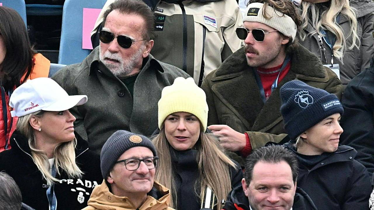 Arnold Schwarzenegger (links) und sein Sohn Christopher besuchen am 24. Januar 2026 die Herrenabfahrt des FIS-Alpinski-Weltcups in Kitzbühel, Österreich.
