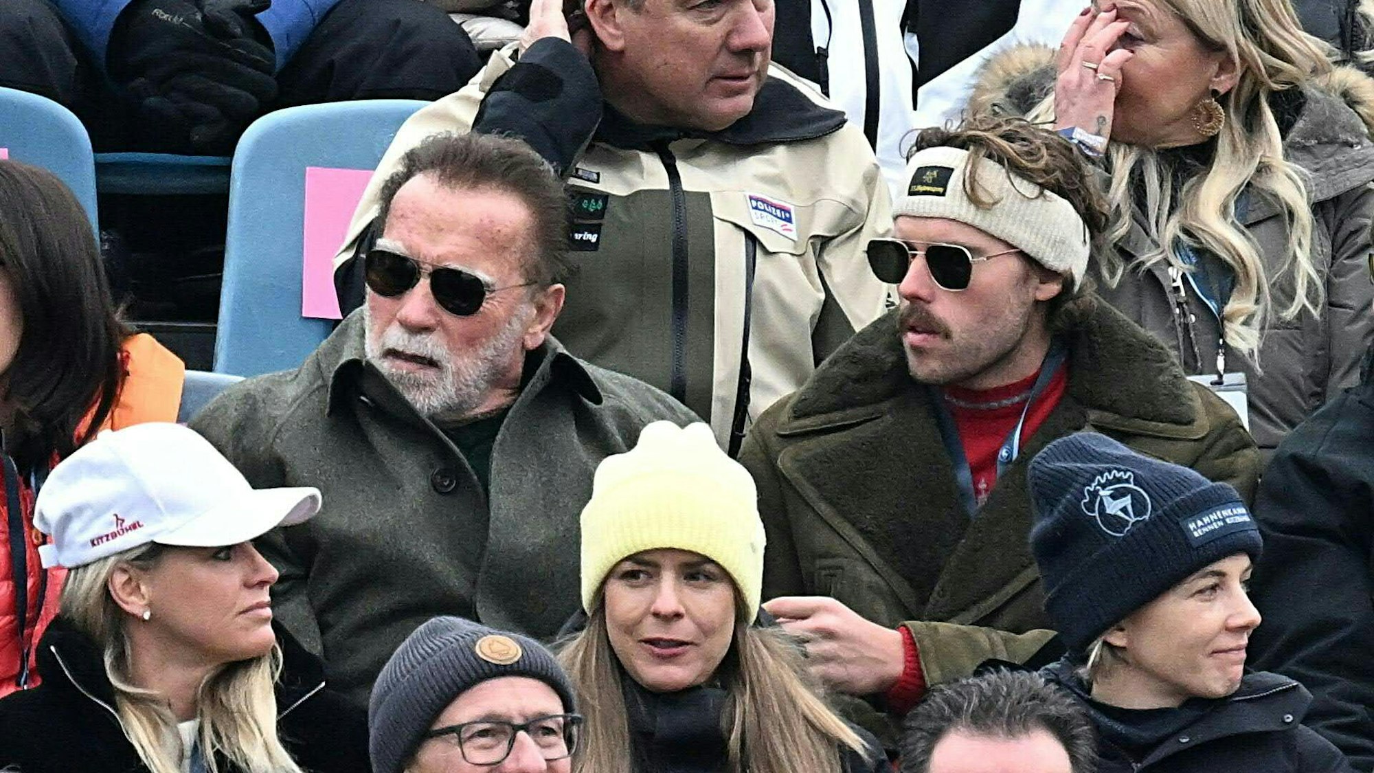 Arnold Schwarzenegger (links) und sein Sohn Christopher besuchen am 24. Januar 2026 die Herrenabfahrt des FIS-Alpinski-Weltcups in Kitzbühel, Österreich.
