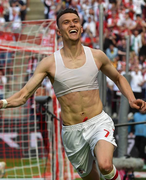 Dejan Ljubicic jubelt und hat sein Trikot ausgezogen.