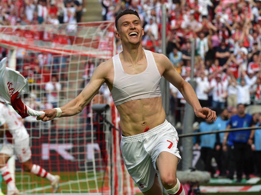 Dejan Ljubicic jubelt und hat sein Trikot ausgezogen.