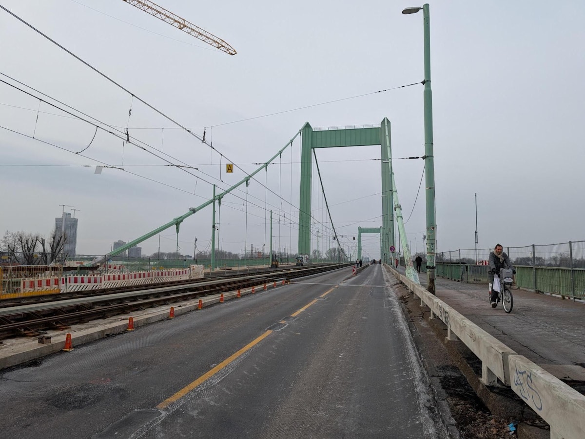Am Sonntagnachmittag war die Mülheimer Brücke zeitweise für eine Demo gesperrt.