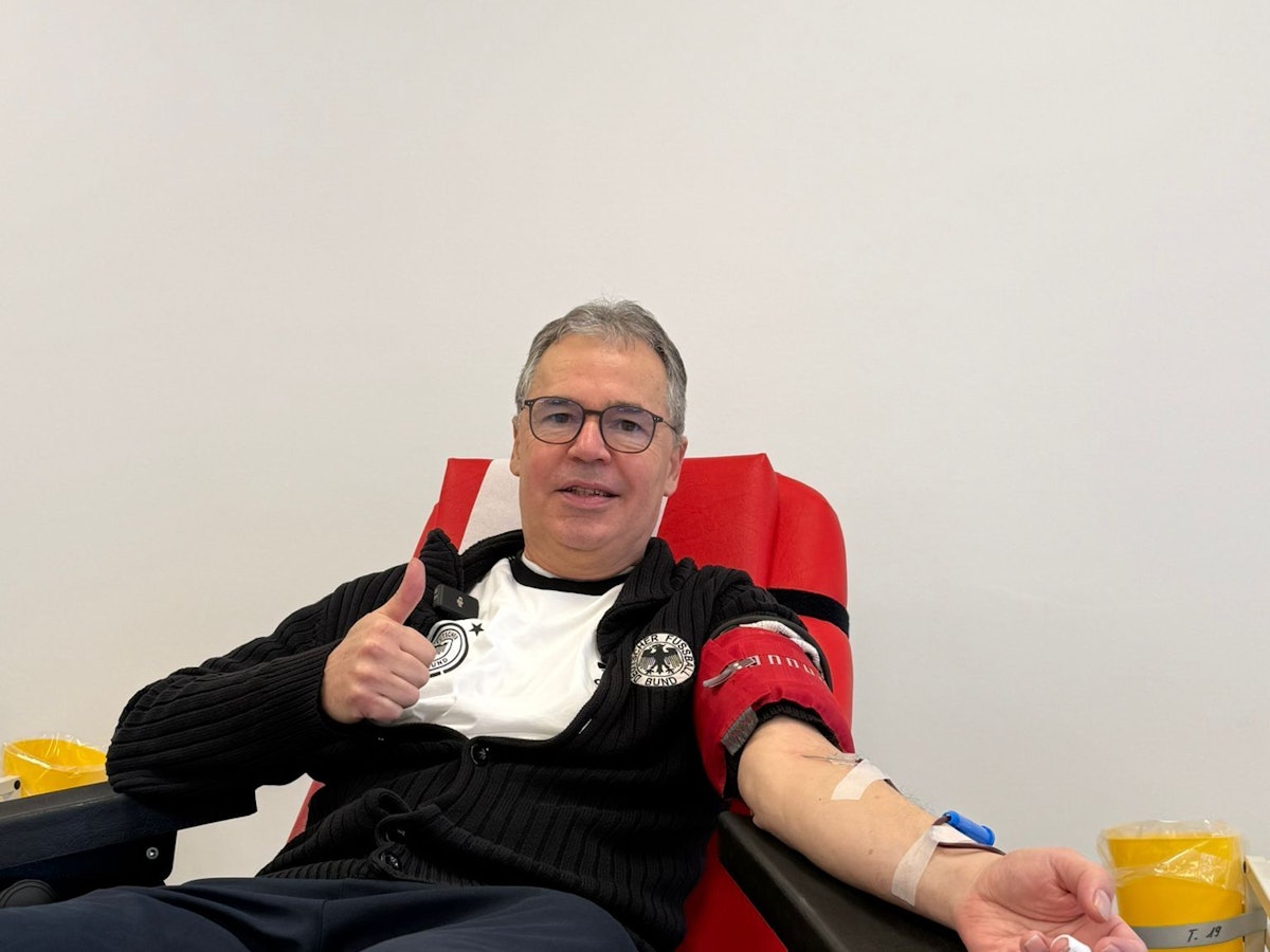 DFB-Geschäftsführer Andreas Rettig bei der Blutspende.