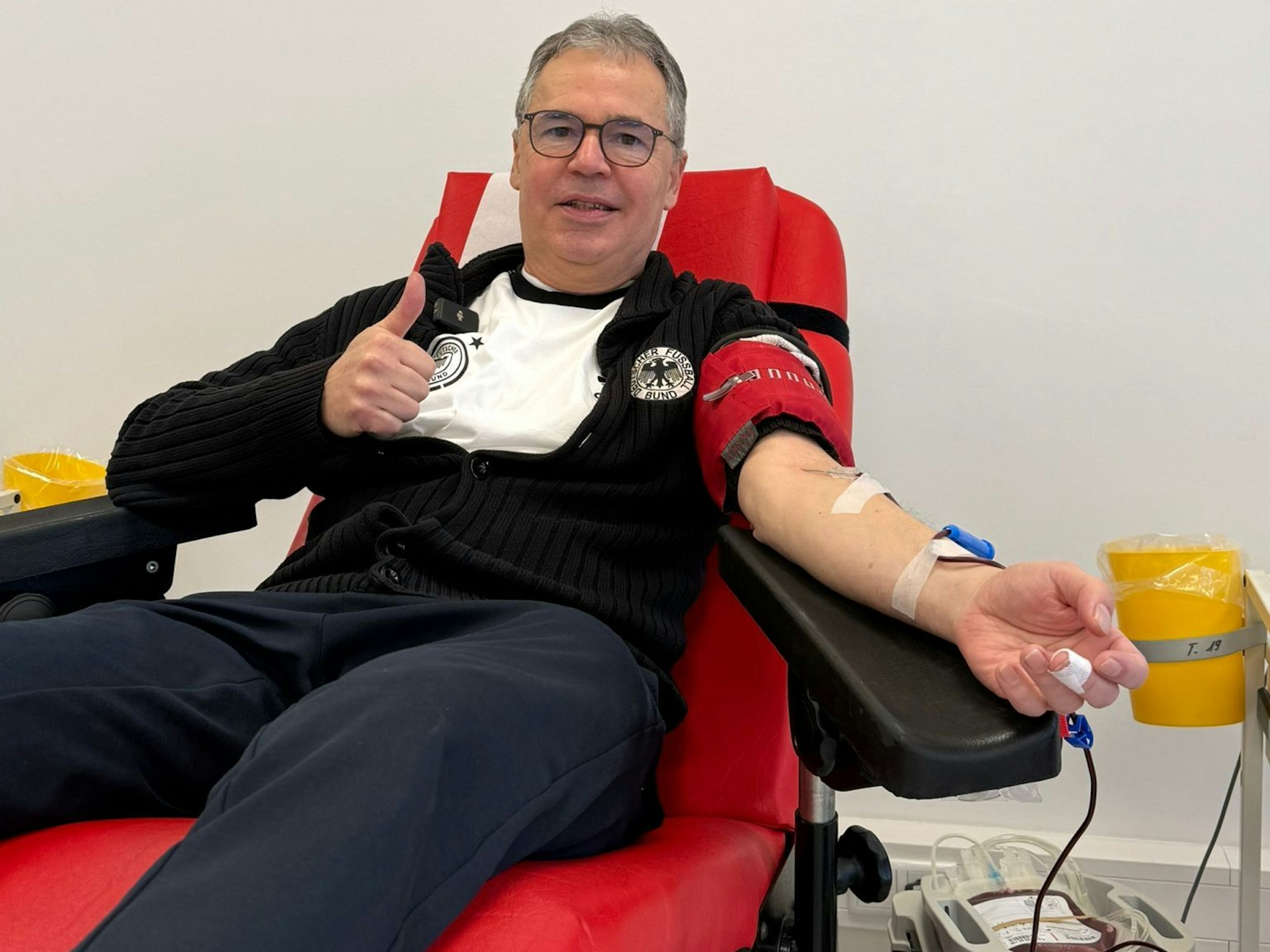 DFB-Geschäftsführer Andreas Rettig bei der Blutspende.