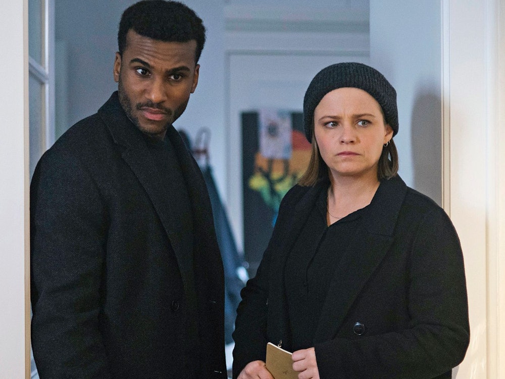 Die Bremer „Tatort“-Kommissarin Liv Moormann (Jasna Fritzi Bauer) und Gastermittler Patrice Schipper (Tijan Njie) erforschen eine Wohngemeinschaft des Grauens. (Bild: Radio Bremen/Magdalena Stengel)