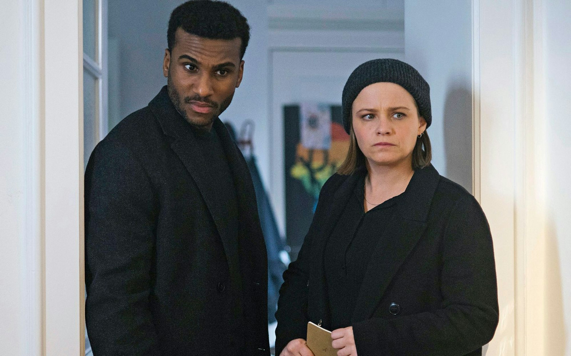 Die Bremer „Tatort“-Kommissarin Liv Moormann (Jasna Fritzi Bauer) und Gastermittler Patrice Schipper (Tijan Njie) erforschen eine Wohngemeinschaft des Grauens. (Bild: Radio Bremen/Magdalena Stengel)