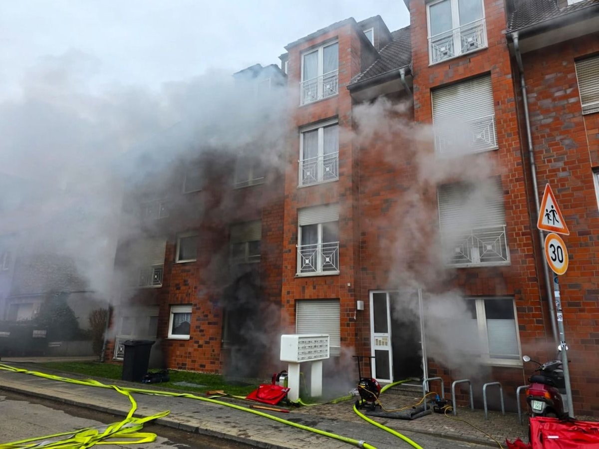 Feuerwehreinsatz nach Kellerbrand in Grevenbroich.